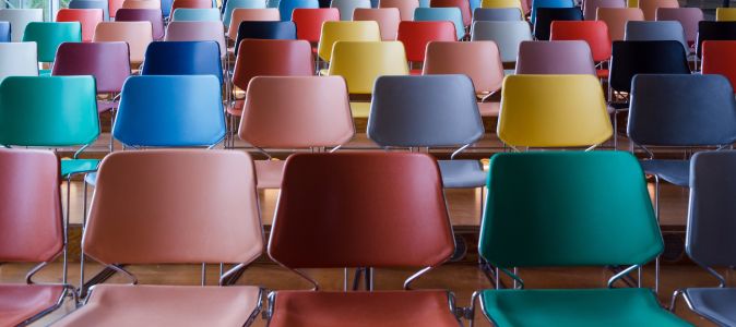 Blogbeitrag: Bleiben Konferenzstühlte künftig leer? - Peters Communications